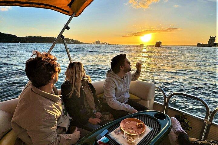 Lisbon Sunset Experience: Cruise, Wine and Live Music by the Capt
