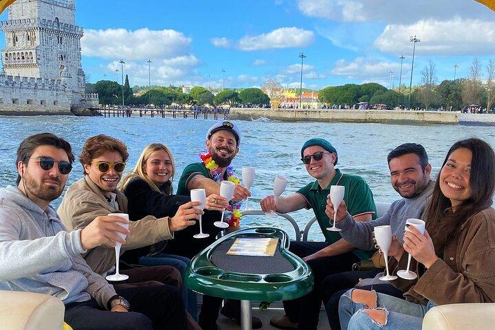 Lisbon Sunset Experience: Cruise, Wine and Live Music by the Capt