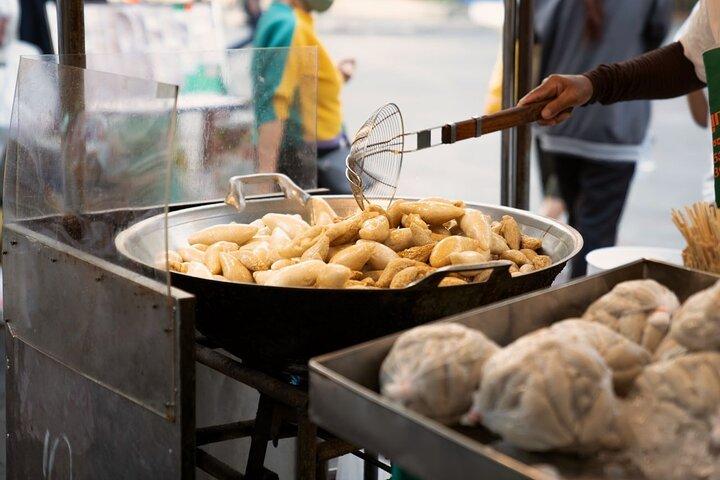 Bangkok Electric Tuk Tuk: Thonburi & Wang Lang Local Food Tour