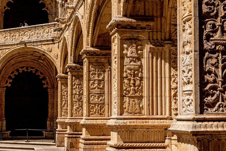 From Porto: Private Transfer to Lisbon with up to 3 Stops