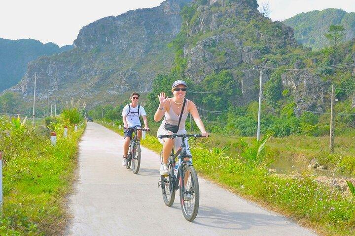 Hanoi: Small Group of 9 to Hoa Lu, Tam Coc, Mua Cave, Local House