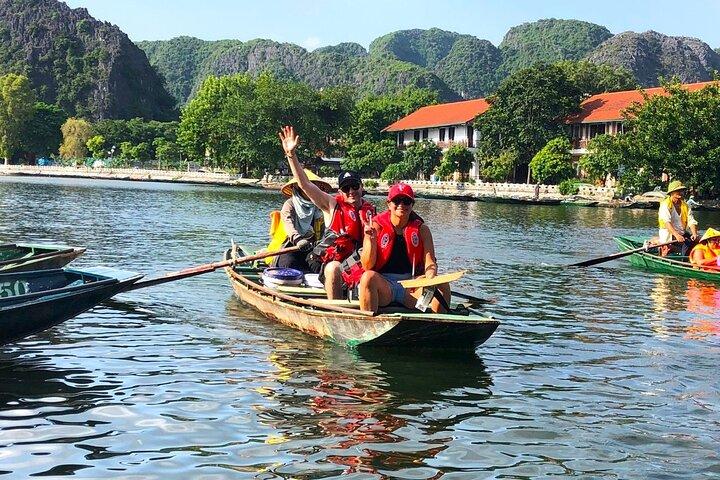Hanoi: Small Group of 9 to Hoa Lu, Tam Coc, Mua Cave, Local House
