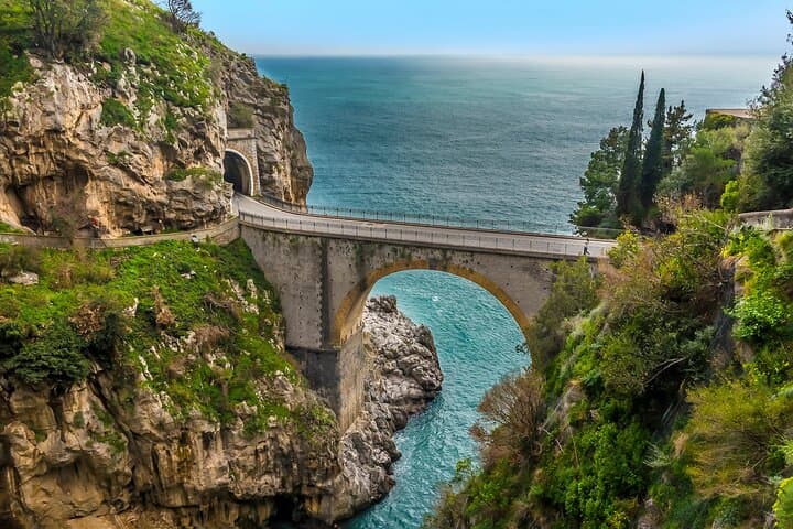 Private transfer from Naples to Amalfi, 2h of sightseeing stop