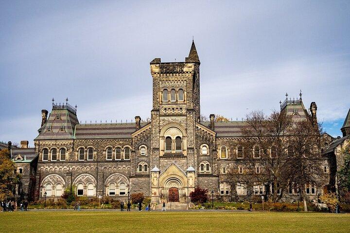 Toronto City ICONIC Sightseeing and Highlights Small Group Tour