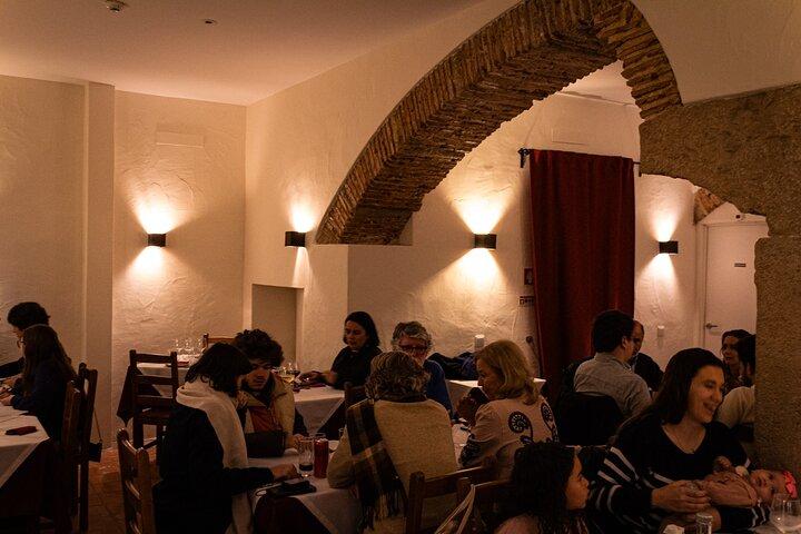 Lisbon: Dinner with Rising Stars of Fado at Canto do Poeta