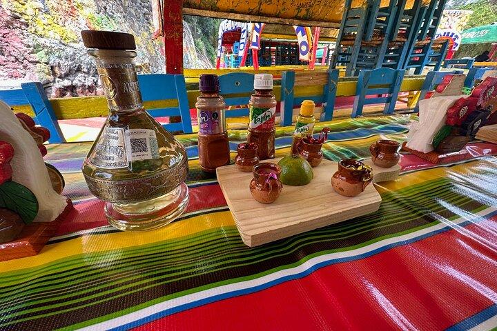 Boat tour in Mexico City with Live Guide with Food and Drinks