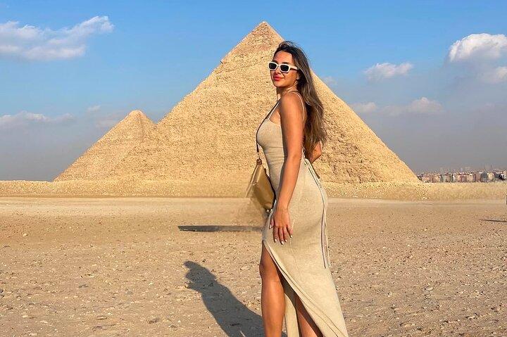Private Tour in Pyramids of Giza with Lunch and Camel Ride