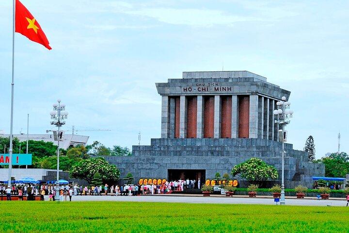 Hanoi City Private Tour with Bat Trang Village, Water Puppet Show