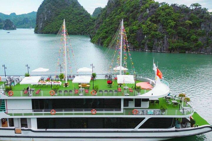 Hanoi: 5 Star Halong Bay Cruise with Lunch , Kayaking & Jacuzzi