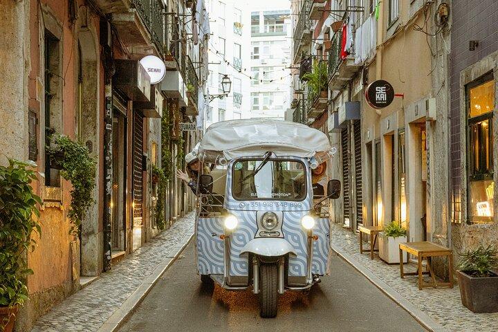 Private tuk tuk tour in old city Lisbon (Standard-1h30)