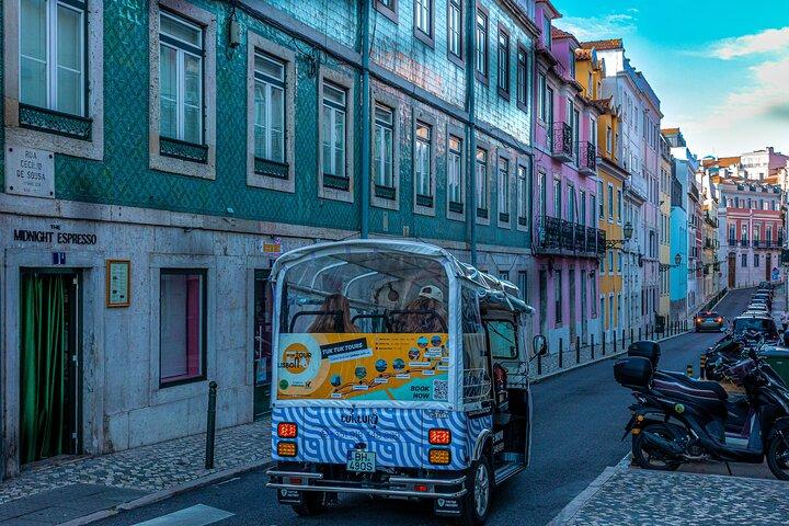 Private tuk tuk tour in old city Lisbon (Standard-1h30)