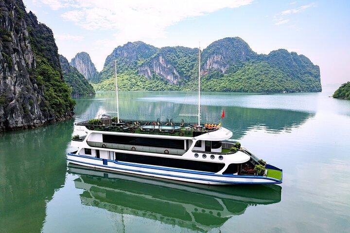 5 star cruise Halong Bay with Local Food, Jacuzzi & Sunset Party