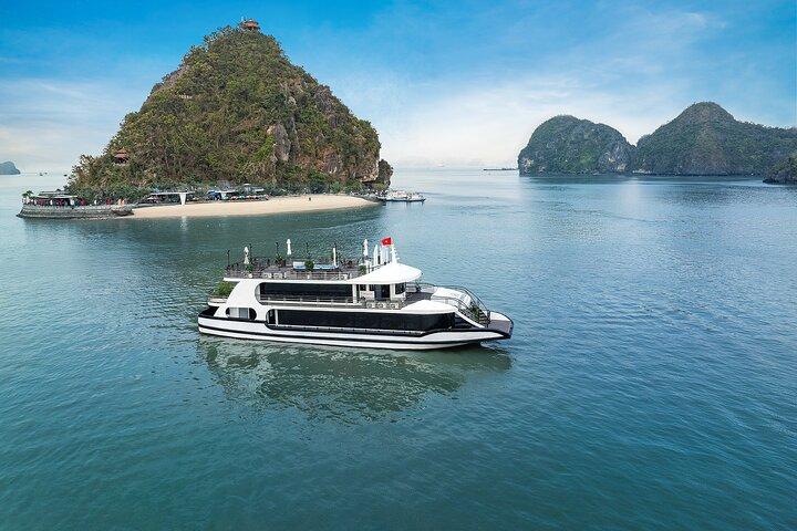 Hanoi to Halong Bay Deluxe Cruise with Kayaking and Local Lunch