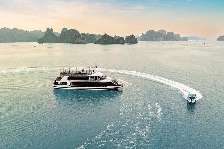 Hanoi to Halong Bay Deluxe Cruise with Kayaking and Local Lunch
