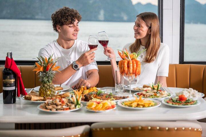 Hanoi to Halong Bay Deluxe Cruise with Kayaking and Local Lunch
