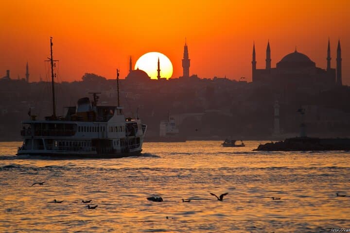 Sunset Bosphorus Yacht Cruise with Snacks and Guide