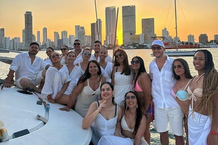 Premium Cruise Tour in Cartagena with Sunset and Open Bar