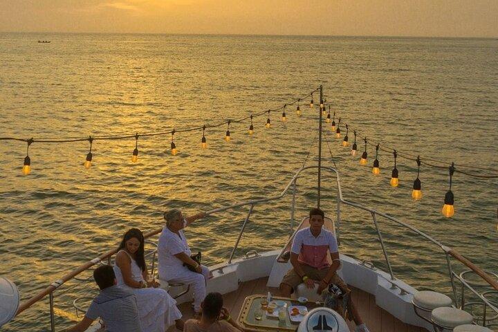Premium Cruise Tour in Cartagena with Sunset and Open Bar