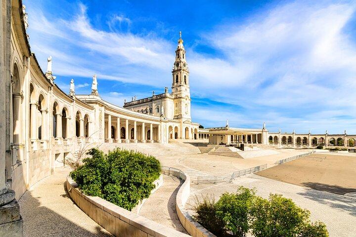 From Lisbon: Small group day tour to Fátima, Nazaré & Óbidos