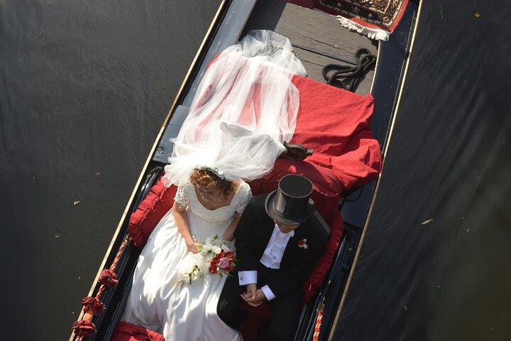 2h pure Alster! Exclusive ride in original Venetian gondola