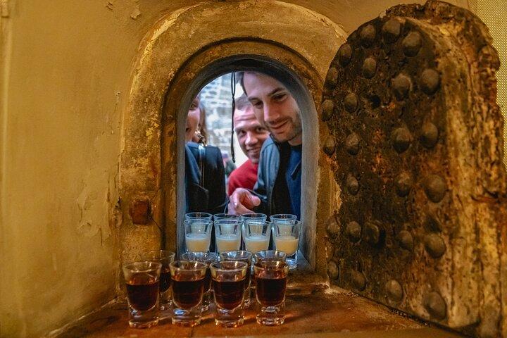 Florence Dark History Bar Crawl Tour with Cocktails and Nightlife