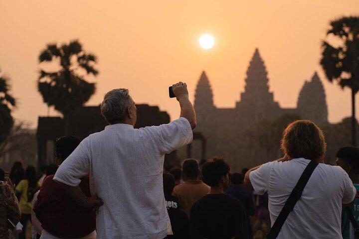Angkor Wat Temple Tour Sunrise or Sunset with Tour Guide
