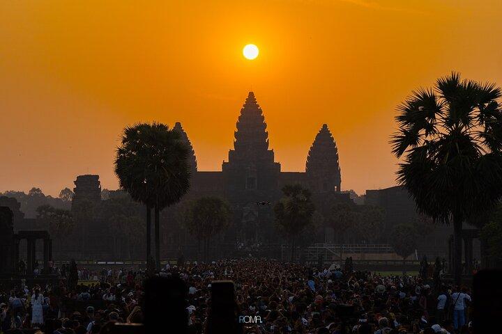 Private guided Full -day Angkor tour with sun set