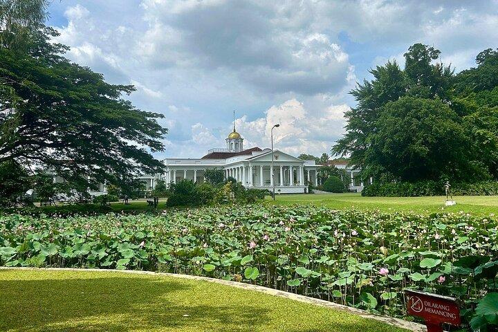 Jakarta: Hidden Waterfall Rainforest Trek & Botanical Garden Tour
