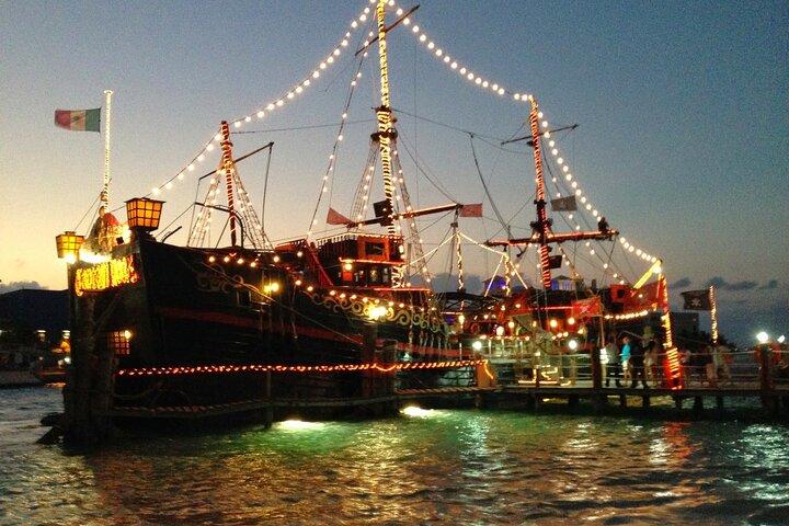 Dinner and show pirate night Hook in Cancun
