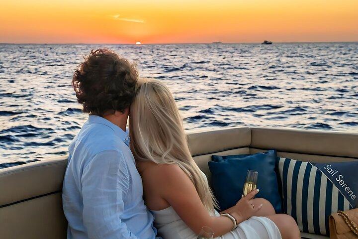 Dubai Marina: Boutique Italian Sunset Cruise with Food & Drinks