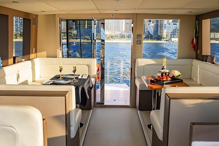 Dubai Marina: Boutique Italian Sunset Cruise with Food & Drinks
