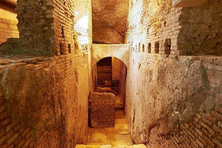 Rome:Tour of the Trevi Fountain and its Underground Secrets+Ebook