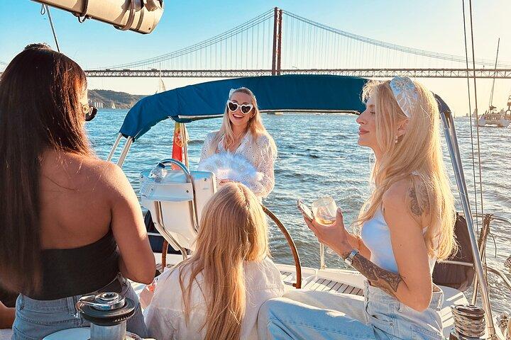 Lisbon Adventure: 2 Hours Tuk-Tuk Tours and 2 H Sunset Sailing
