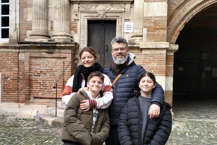 Toulouse Old Town Treasure Exploration Game and Tour