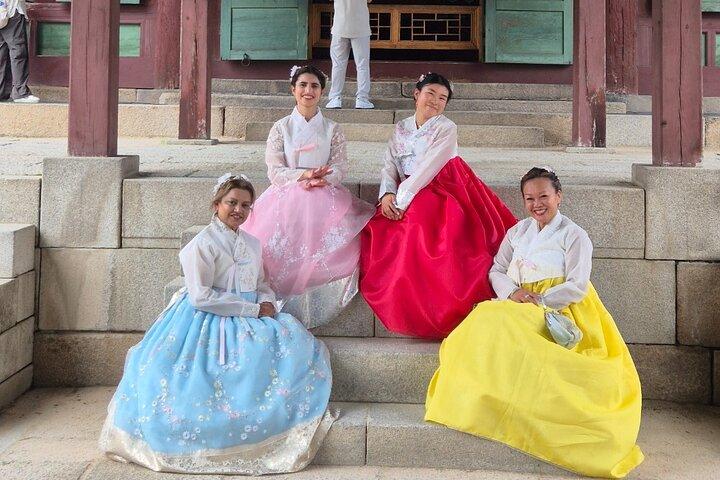 Hanbok Experience: Bukchon & Royal Palace Tour