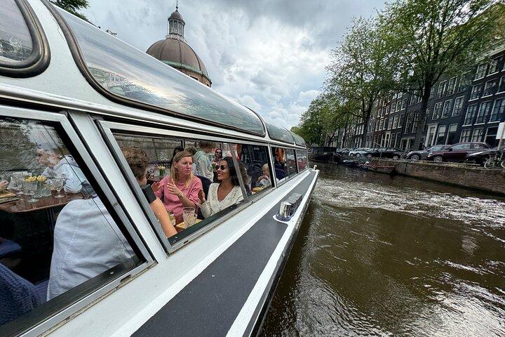 Amsterdam Classic Canal Cruise with Live Guide and Two Drinks