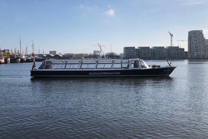 Amsterdam Classic Canal Cruise with Live Guide and Two Drinks