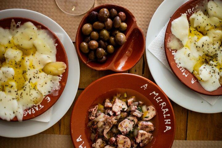 Private Tuktuk Tour with Portuguese Tapas and Wine