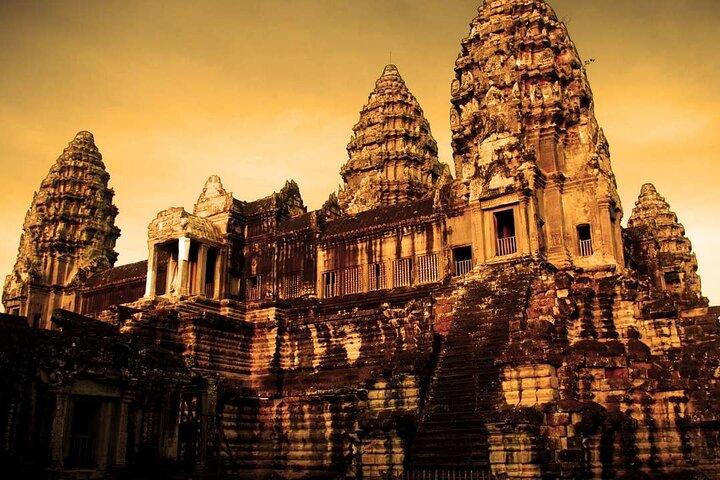 Angkor Thom Ta Prohm and Sunset in Angkor Wat Golden Hour Tour