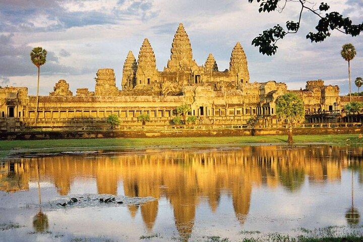 Angkor Thom Ta Prohm and Sunset in Angkor Wat Golden Hour Tour