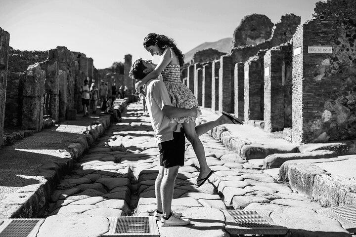 Private Photo Shoot in Pompeii with a Local Photographer
