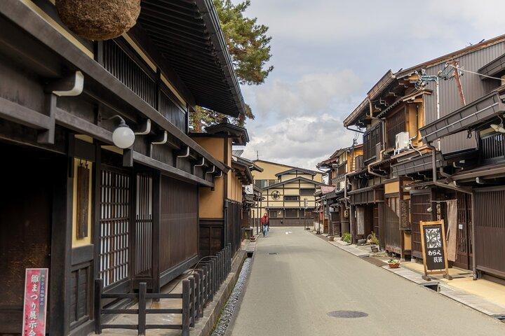 ENGLISH SPEAKING Private Full Day Tour Shirakawago/ Takayama