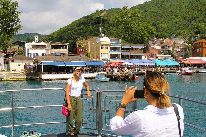 Private Bosphorus Lunch Cruise on a Luxury Yacht