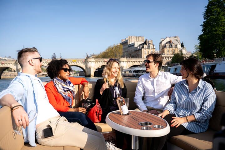 2-6 pax Private River Boat Tour in Paris with Rosé and Macarons