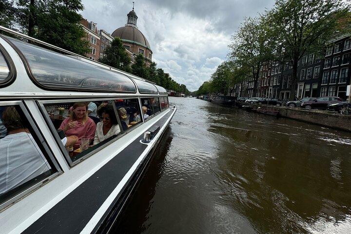 Amsterdam Classic Canal Cruise with Live Guide and Open Bar