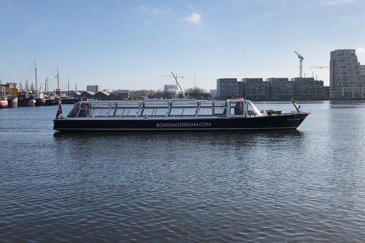 Amsterdam Classic Canal Cruise with Live Guide and Open Bar
