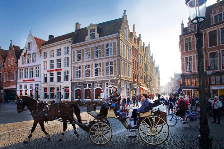 Private Bruges Historical Walking Tour with Canal Cruise