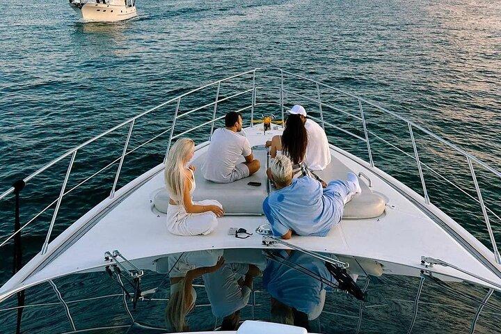 3 Hours Private Luxury Yacht Tour with BBQ, Music and Drinks
