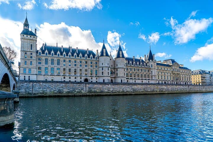 Paris: Private Walking Tour of 3 hours