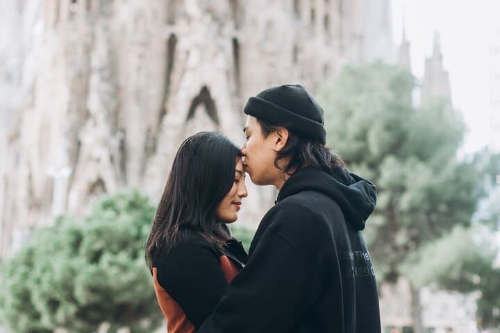 Barcelona: Private Photoshoot Sagrada Familia Park Guell Gothic